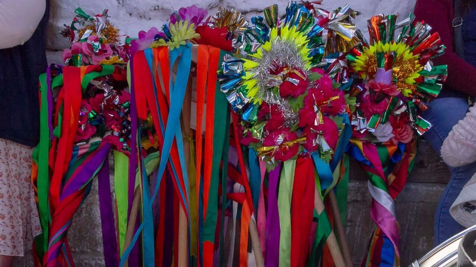 Resaltan la artesanía amealcense con la adquisición de 300 sombreros de la danza de las pastoras.